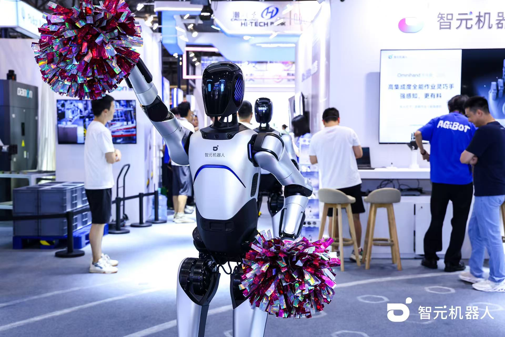 304am永利机器人 WAIC 首日展台火爆，机器人家族集体打工忙不停
